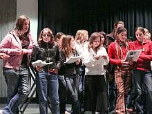 Schüler aus Gourdon singen für ihre  Gäste französische Lieder